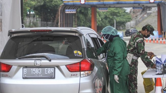 Pengendara melakukan vaksinasi COVID-19 di Gerbang Tol Cibubur Utama, Jakarta, Rabu (1/9/2021). ANTARA FOTO/Asprilla Dwi Adha