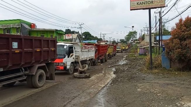 Antrian panjang ratusan truk yang berunjuk rasa di Jalan Poros Samarinda-Bontang. [Suara.com/Apriskian Tauda Parulian]