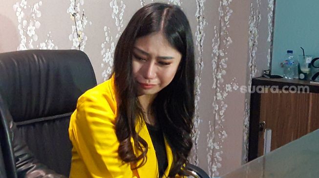 Selebgram Ayu Thalia atau Thata Anma menangis saat menggelar konferensi pers di kawasan Jakarta Selatan, Rabu (1/9/2021). [Suara.com/Alfian Winanto]