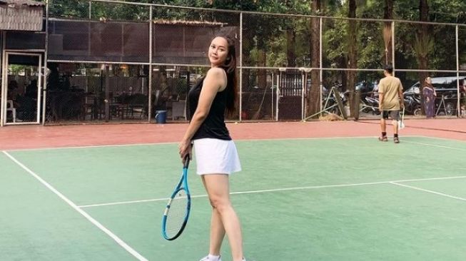 Pamer Foto Main Tenis, Anak Kecil di Belakang Aura Kasih Bikin Salfok