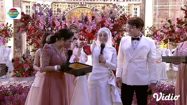 Potret kado untuk Lesti Kejora dan Rizky Billar. (YouTube/Indosiar)