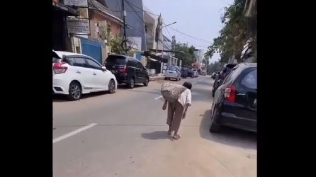 Nenek penjual baju bekas (instagram)