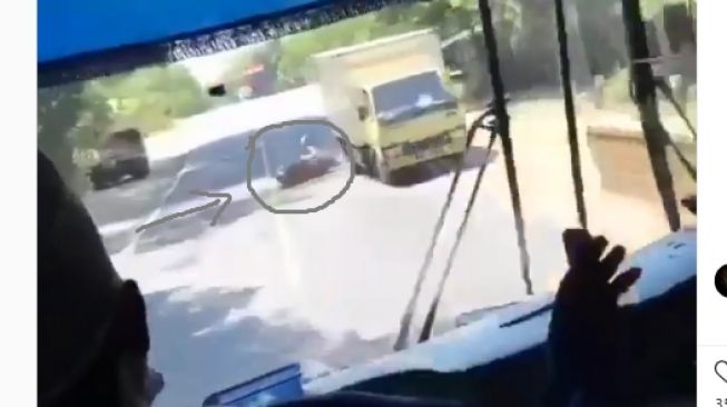 Detik-detik Video Ngeri Kecelakaan Madiun, Bus Lindas Pemotor, Penumpang Istighfar