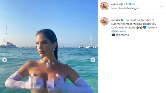 Natalia Barulich tampil topless di sebuah pemotretan. (Instagram/natalia)