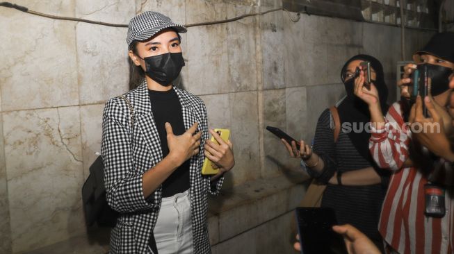 Food Vlogger Magdalena Fridawati atau Magdalenaf usai menjalani pemeriksaan di Polda Metro Jaya, Selasa (31/8/2021). [Suara.com/Alfian Winanto]