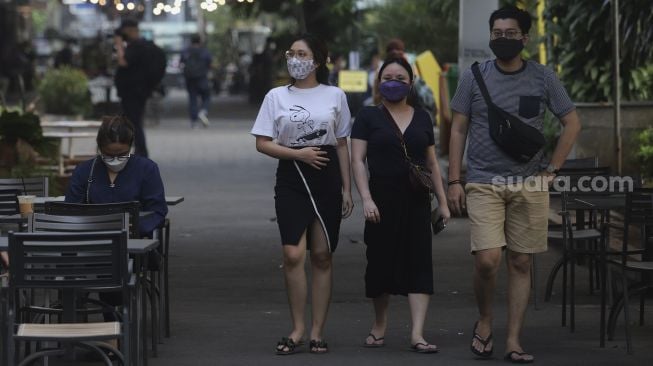 Pengunjung berjalan di MBloc Space, Jakarta, Rabu (1/9/2021). [Suara.com/Angga Budhiyanto]