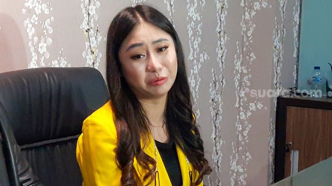 Selebgram Ayu Thalia atau Thata Anma menangis saat menggelar konferensi pers di kawasan Jakarta Selatan, Rabu (1/9/2021). [Suara.com/Alfian Winanto]
