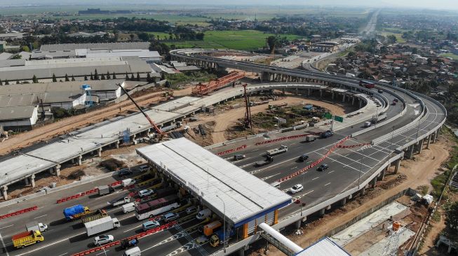 Foto udara kendaraan yang melintas di Gerbang Tol Simpang Susun Cileunyi, Kabupaten Bandung, Jawa Barat, Rabu (1/9/2021). ANTARA FOTO/Raisan Al Farisi