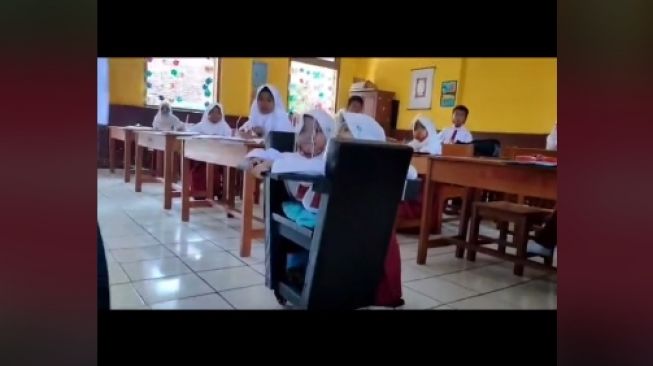 Semangat anak kembar siam berangkat sekolah (tiktok)