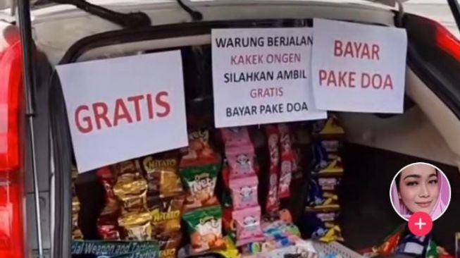 Kisah Inspiratif Kakek Ubah Bagasi Mobil Jadi Warung Berjalan, Bagi-bagi Jajanan Gratis!