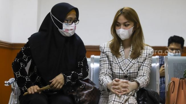 Aktris Aisyah Aqilah bersama ibunya jeff Smith, Areistiani saat datang mengikuti jalannya sidang kasus narkoba yang menjerat Jeff Smith di Pengadilan Negeri Jakarta Barat, Rabu (1/9/2021). [Suara.com/Alfian Winanto]