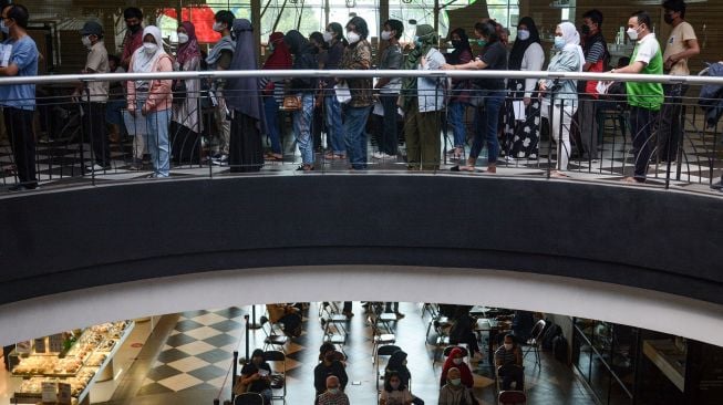 Warga antre saat mengikuti vaksinasi di Mal Cilandak Town Square, Jakarta, Rabu (1/9/2021).  ANTARA FOTO/Fauzan