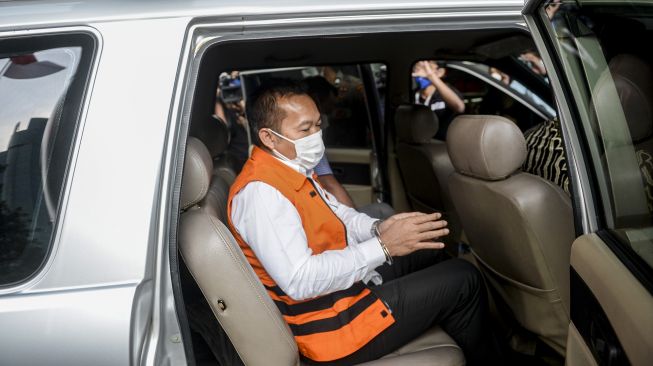 Terdakwa pejabat pembuat komitmen di Kementerian Sosial, Adi Wahyono (kiri) berjalan memasuki mobil tahanan usai mengikuti sidang daring di Gedung Merah Putih KPK, Jakarta, Rabu (1/9/2021). ANTARA FOTO/M Risyal Hidayat