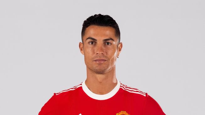 Cristiano Ronaldo memakai jersey Manchester United, Rabu (1/9).   (Foto: Twitter @ManUtd)