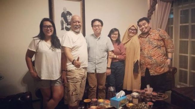 Potret kedekatan Indro Warkop dan anak Dono. (Instagram/indrowarkop_asli)