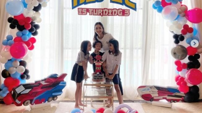 Potret Ririn Dwi Ariyanti bareng anak. [Instagram/ririndwiariyanti]