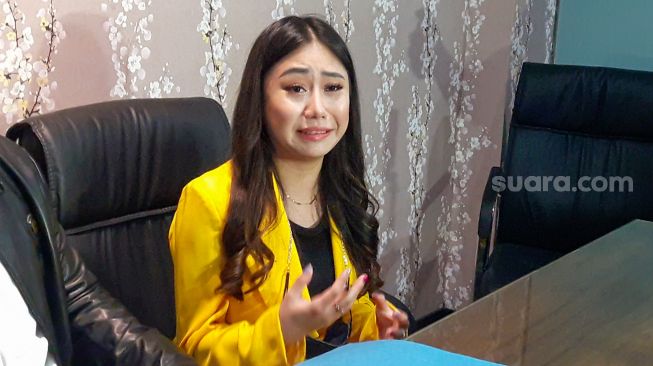 Selebgram Ayu Thalia atau Thata Anma menangis saat menggelar konferensi pers di kawasan Jakarta Selatan, Rabu (1/9/2021). [Suara.com/Alfian Winanto]