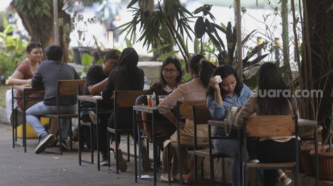 Anies Izinkan Restoran Dalam Gedung Layani Dine In, Kapasitas Maksimal 25 Persen