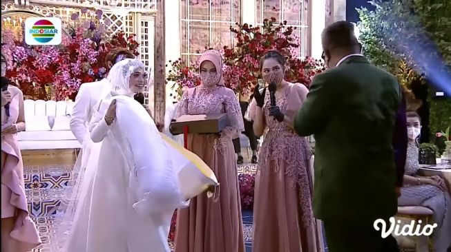 Potret kado untuk Lesti Kejora dan Rizky Billar. (YouTube/Indosiar)