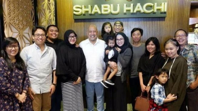 Potret kedekatan Indro Warkop dan anak Dono. (Instagram/indrowarkop_asli)