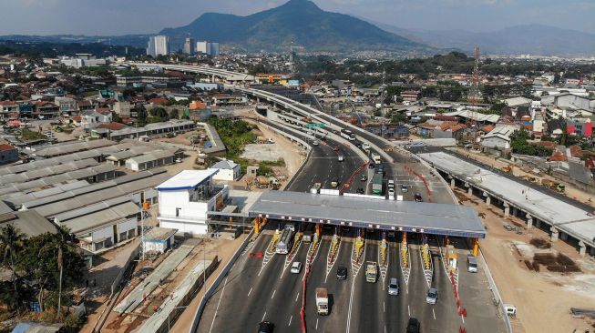 Foto udara kendaraan yang melintas di Gerbang Tol Simpang Susun Cileunyi, Kabupaten Bandung, Jawa Barat, Rabu (1/9/2021). ANTARA FOTO/Raisan Al Farisi