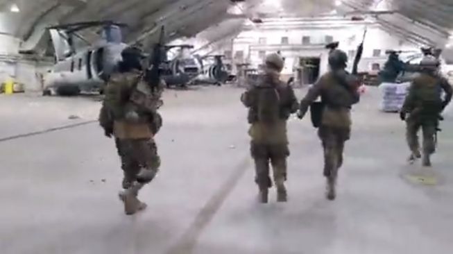 Beredar Video Milisi Taliban Berseragam Militer AS Kuasai Bandara Kabul