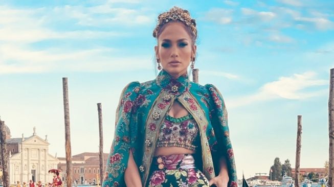 Ketahuan Lupa Copot Label Harga, Penampilan Jennifer Lopez Jadi Omongan