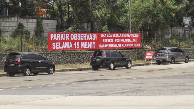 Sejumlah pengendara menunggu observasi setelah vaksinasi COVID-19 di Gerbang Tol Cibubur Utama, Jakarta, Rabu (1/9/2021). ANTARA FOTO/Asprilla Dwi Adha