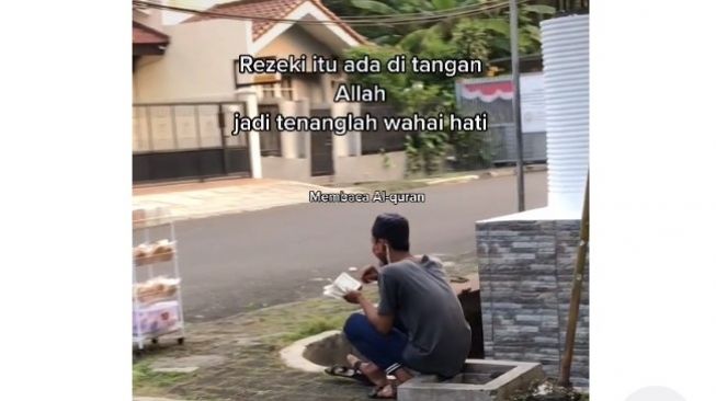 Viral! Tunggu Pembeli Sambil Baca Alquran, Penjual Roti Ini Bikin Publik Terharu