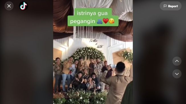 Kocak, Mempelai Lelaki Disuruh Jadi Tukang Foto di Hari Pernikahan