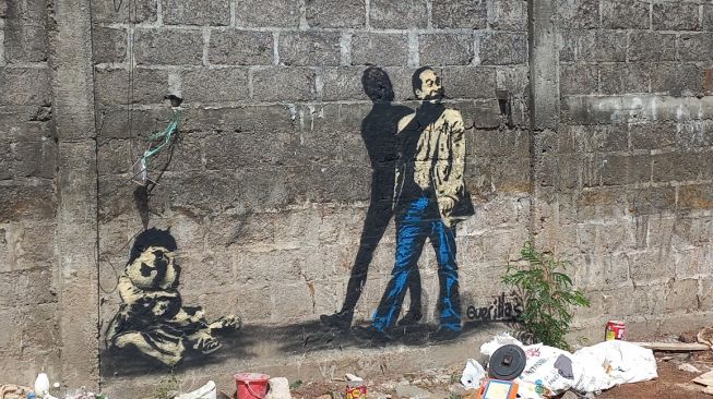 Penampakan Mural Mirip Jokowi DIgambar di Tembok Tempat Pembuangan Rongsok