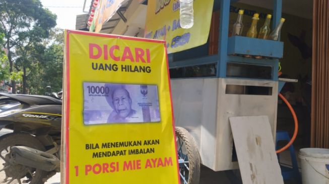 Penjual mie ayam di Cimahi mendadak viral berkat promosi yang mereka terapkan. [Suara.com/Ferrye Bangkit Rizki]