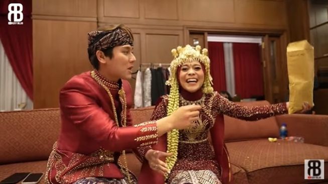 Lesti Kejora buka amplop dari Rizky Billar. (YouTube/Rizky Billar)