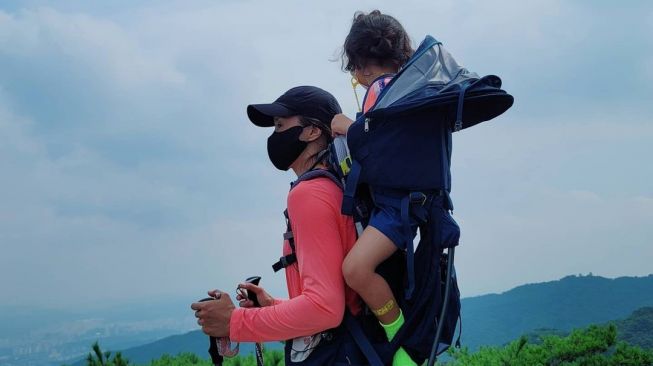 10 Momen Lee Si Young Mendaki Gunung Cheonggye: Gendong Anak dan Bawa Tas 3 Kg