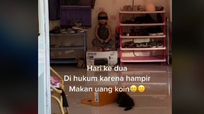 Anak kecil dihukum ibu karena nyaris makan makanan aneh (tiktok)