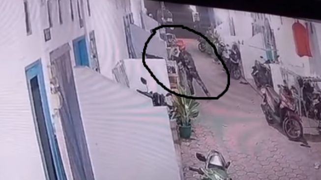 Rusak Kunci Stang, Aksi Komplotan Maling Motor di Mojokerto Terekam CCTV