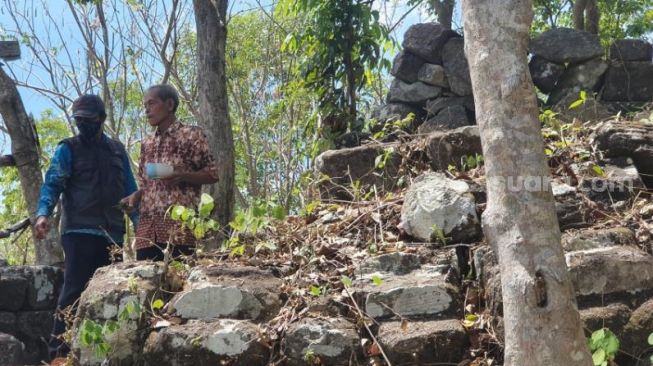 Struktur batuan yang diduga sebagai stupa candi di Bukit Mintorogo, Dusun Gayam, Desa Gayamharjo, Prambanan, Sleman - (SuaraJogja.id/Hiskia Andika)