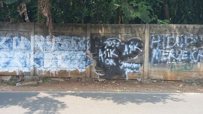 Kondisi tembok di Jalan Kebagusan Raya Jaksel usai muncul gambar mural mirip Jokowi. (Suara.com/Arga)