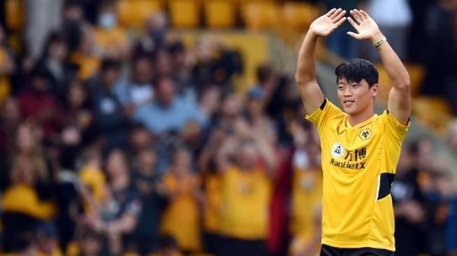 Pemain baru Wolverhampton Wanderers asal Korea Selatan Hwang Hee-chan saat diperkenalkan kepada pendukungnya menjelang pertandingan sepak bola Liga Premier Inggris antara Wolverhampton Wanderers dan Manchester United di stadion Molineux di Wolverhampton, Inggris tengah pada 29 Agustus 2021. Oli SCARFF / AFP