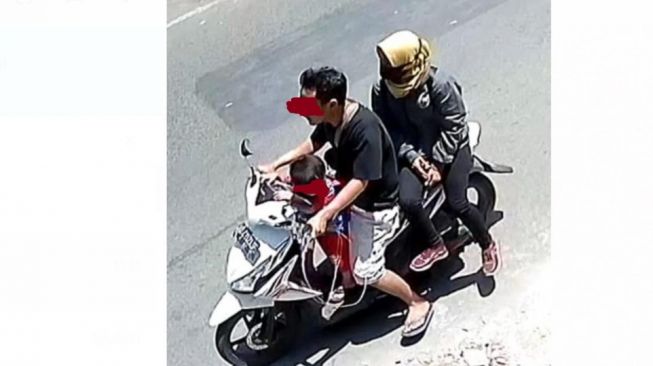 Suami, istri dan anaknya diduga saat mencuri sepeda motor di daerah Sampangan, Pasar Kliwon, Solo. [ist]