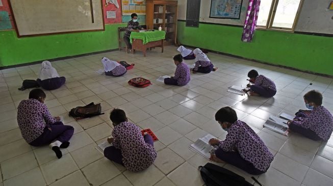 Sejumlah siswa belajar di lantai tanpa bangku dan meja belajar di SD Negeri Gelam 2 di Kampung Cigelam, Kecamatan Ciruas, Kabupaten Serang, Banten, Kamis (2/9/2021).  ANTARA FOTO/Asep Fathulrahman