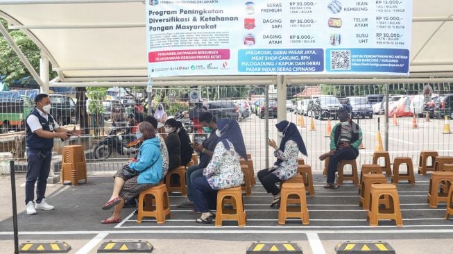 Warga mengantri untuk berbelanja pangan bersubsidi di Foodstation Pasar Induk Beras Cipinang, Jakarta Timur, Kamis (2/9/2021). [Suara.com/Alfian Winanto]