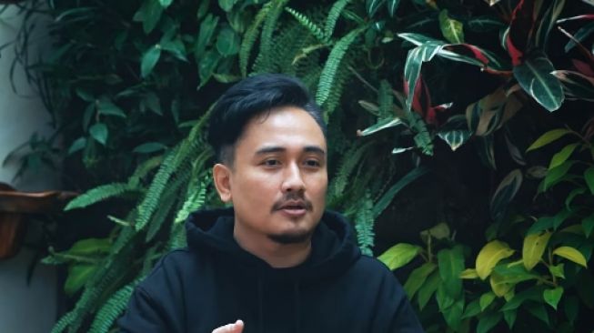 Penyanyi Rossa Digosipkan Jadi Selingkuhan Reza Arap, Denny Darko: Sangat Mustahil!