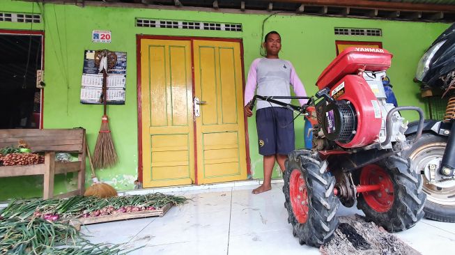  Petani muda di Kabupaten Sleman Maulana Pratama Dewa. [Hiskia Andika Weadcaksana / SuaraJogja.id]