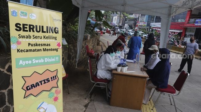 Warga mendaftarkan diri untuk melakukan tes usap (swab test) antigen dan PCR gratis di Terowongan Kendal, Menteng, Jakarta, Kamis (2/9/2021). [Suara.com/Angga Budhiyanto]