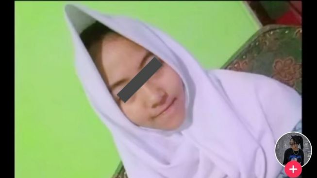 Gadis Ini Unggah Transformasi Gaya Hijab Dulu, Warganet: Jilbab Apa Rumah Gadang
