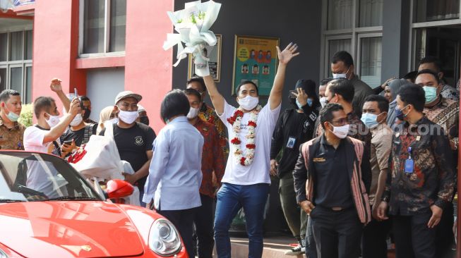 Pedangdut Saipul Jamil saat keluar dari Lembaga Permasyarakatan Cipinang, Jakarta Timur, Kamis (2/9/2021). [Suara.com/Alfian Winanto]