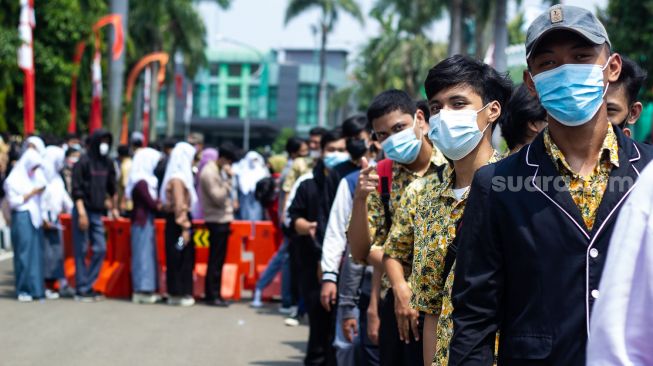 Pelajar mengantri untuk divaksin Covid-19 di Puspemkot Tangerang, Kamis (2/9). ( Suara.com/ Hilal Rauda Fiqry)