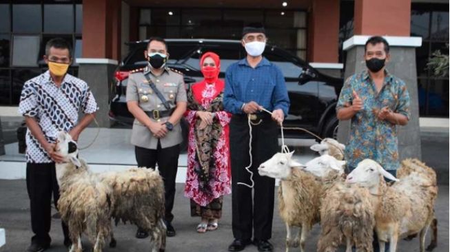 Unik! Memasuki Purnatugas, Pensiunan Polisi di Temanggung dapat Cinderamata Kambing