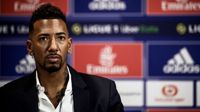 Jerome Boateng saat diperkenalkan sebagai pemain baru Olympique Lyon di Groupama Stadium, Lyon, Rabu (1/9/2021) malam WIB. [JEFF PACHOUD / AFP]